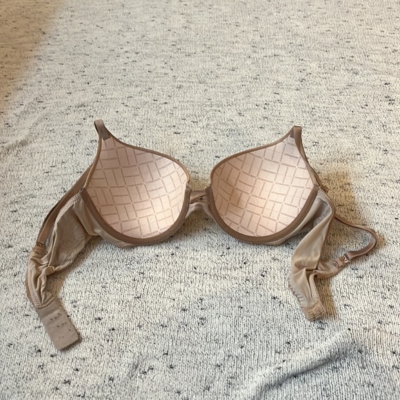 Victoria’s Secret Nude Form Shape Bra with Adjustable Straps - Picture 2 of 5